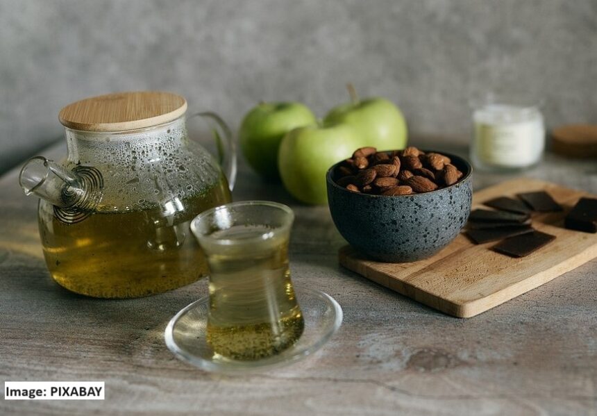 alt="green tea and apples are flavonoid-rich"