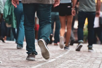 alt="people walking"