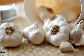 alt="how to reduce garlic smell"