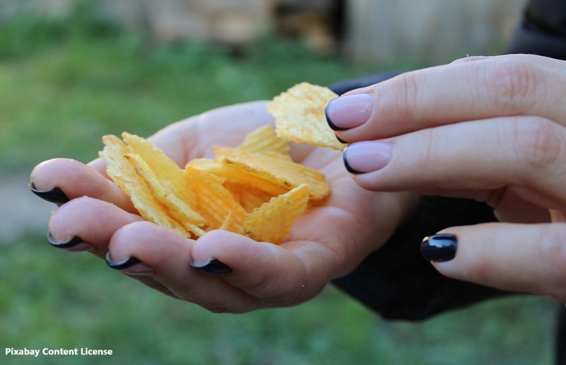 alt="Ultra-processed food chips"