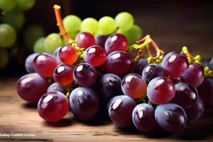 alt="green and red grapes"