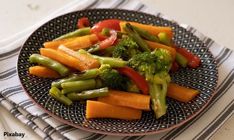 alt="Replacing meat consumption with plant-based alternatives reduces cholesterol and weight"