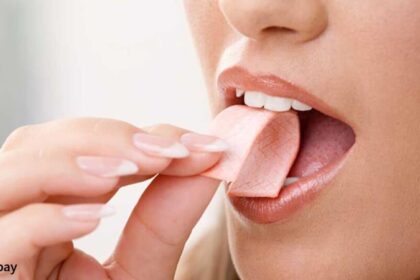 alt="Chewing gum can shed microplastics into saliva"