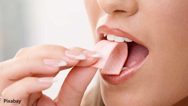 alt="Chewing gum can shed microplastics into saliva"