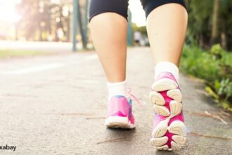alt="walking lowers cancer risk"