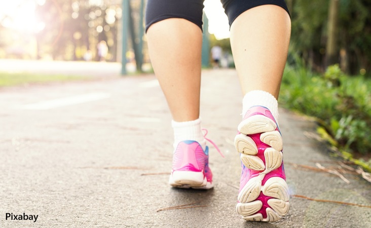 alt="walking lowers cancer risk"