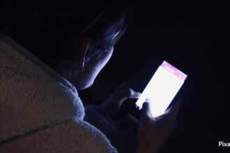 alt="screen use in night increases insomnia"