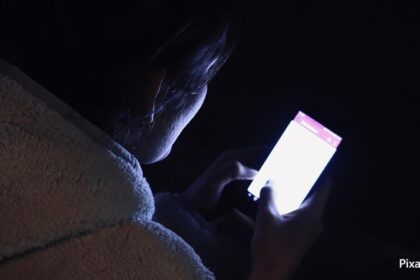 alt="screen use in night increases insomnia"