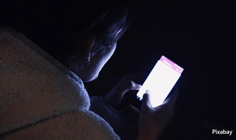 alt="screen use in night increases insomnia"