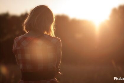 alt="loneliness increases woman risk of early death"