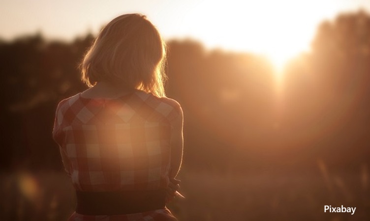 alt="loneliness increases woman risk of early death"