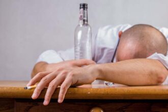 alt="smoking and drinking habits"