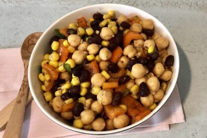 alt="black beans and chickpeas"