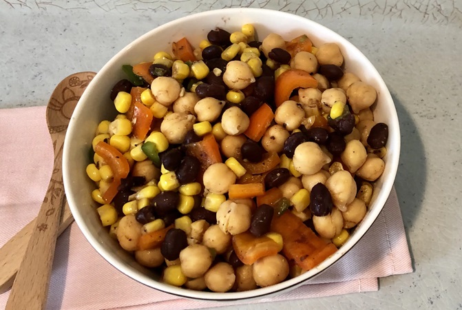 alt="black beans and chickpeas"