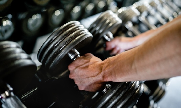 alt="build muscles and gain strength"